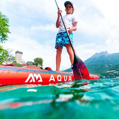 aqua-marina-race-young-126-derzhit-veslo.jpg